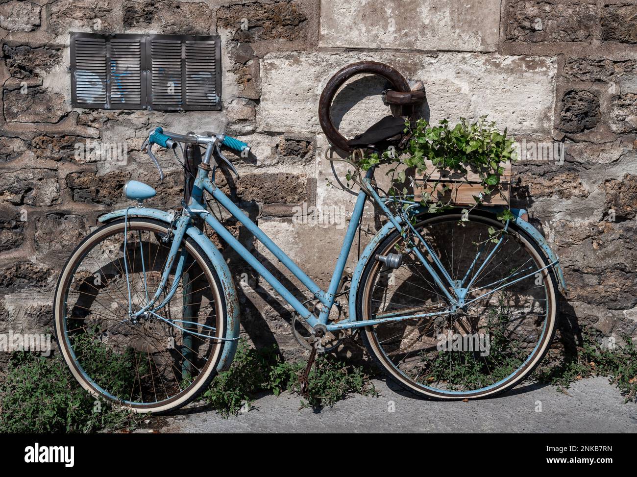 Vieux vélo Rusty stationné sur la rive de la Seine à Paris, France Banque D'Images
