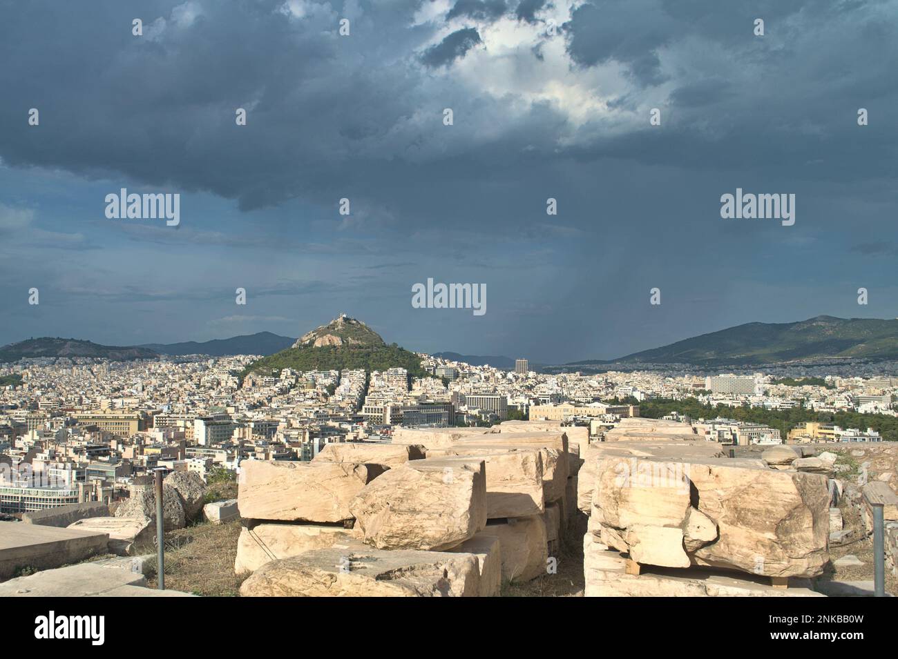Vue de l'Acropole au mont Lycabette et ciel orageux - Athènes, Grèce. Banque D'Images