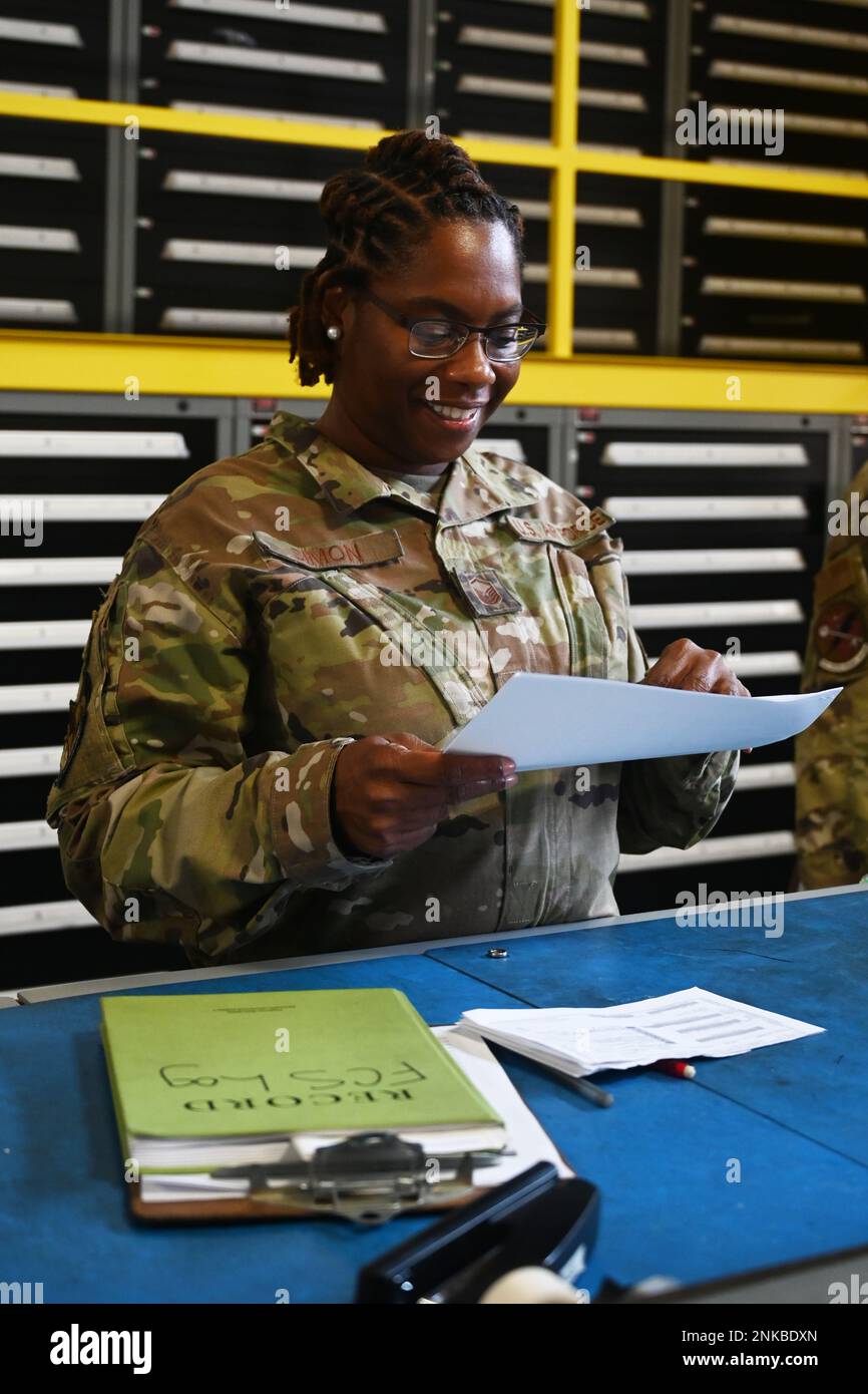 ÉTATS-UNIS Le Sgt LaShonda Simon, chef de la Force aérienne, gestionnaire individuel de l'équipement de protection de l'escadron de préparation logistique 169th, effectue les activités quotidiennes dans le domaine de carrière du soutien à la mission à la base de la Garde nationale interarmées McEntyre, Caroline du Sud, 12 août 2022. Banque D'Images