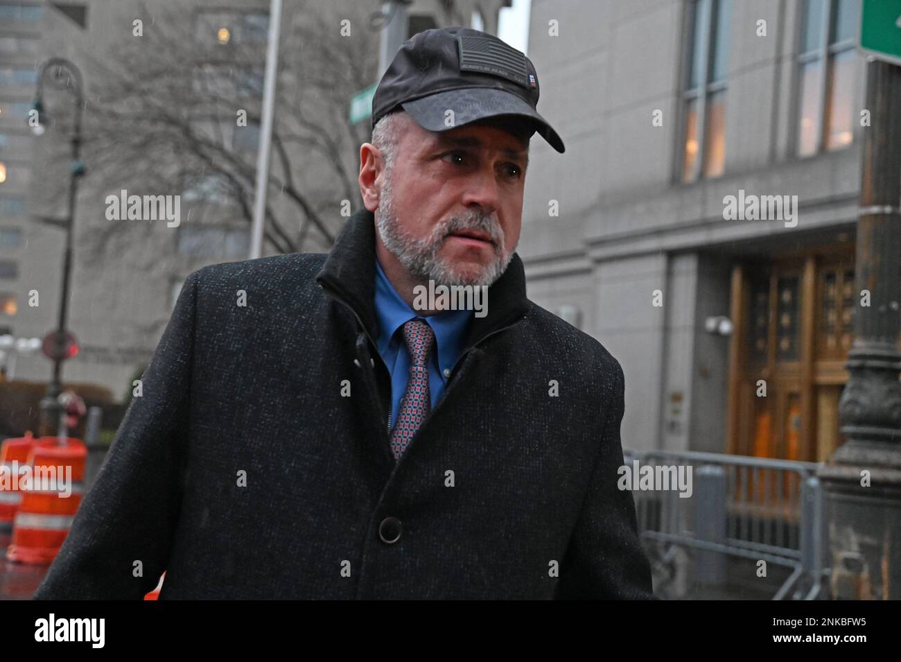 New York, États-Unis. 19th janvier 2023. Ed Mullins, ancien président de la New York Sergeants Benevolent Association, quitte la cour fédérale à Manhattan, jeudi, 19 janvier 2023 à New York. Mullins a admis avoir fraudé le syndicat en soumettant des rapports de remboursement des dépenses gonflés et en qualifiant les dépenses personnelles de dépenses de SBA, qu'il savait être faux. Photo/ Louis Lanzano/Sipa USA crédit: SIPA USA/Alay Live News Banque D'Images