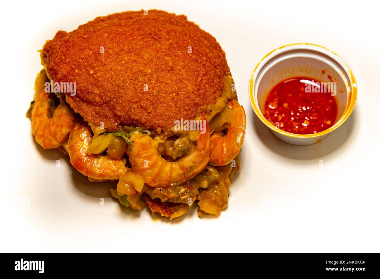 Acarajé brésilien, nourriture traditionnelle d'origine africaine à Bahia, avec vatapá, caruru et crevettes séchées Banque D'Images