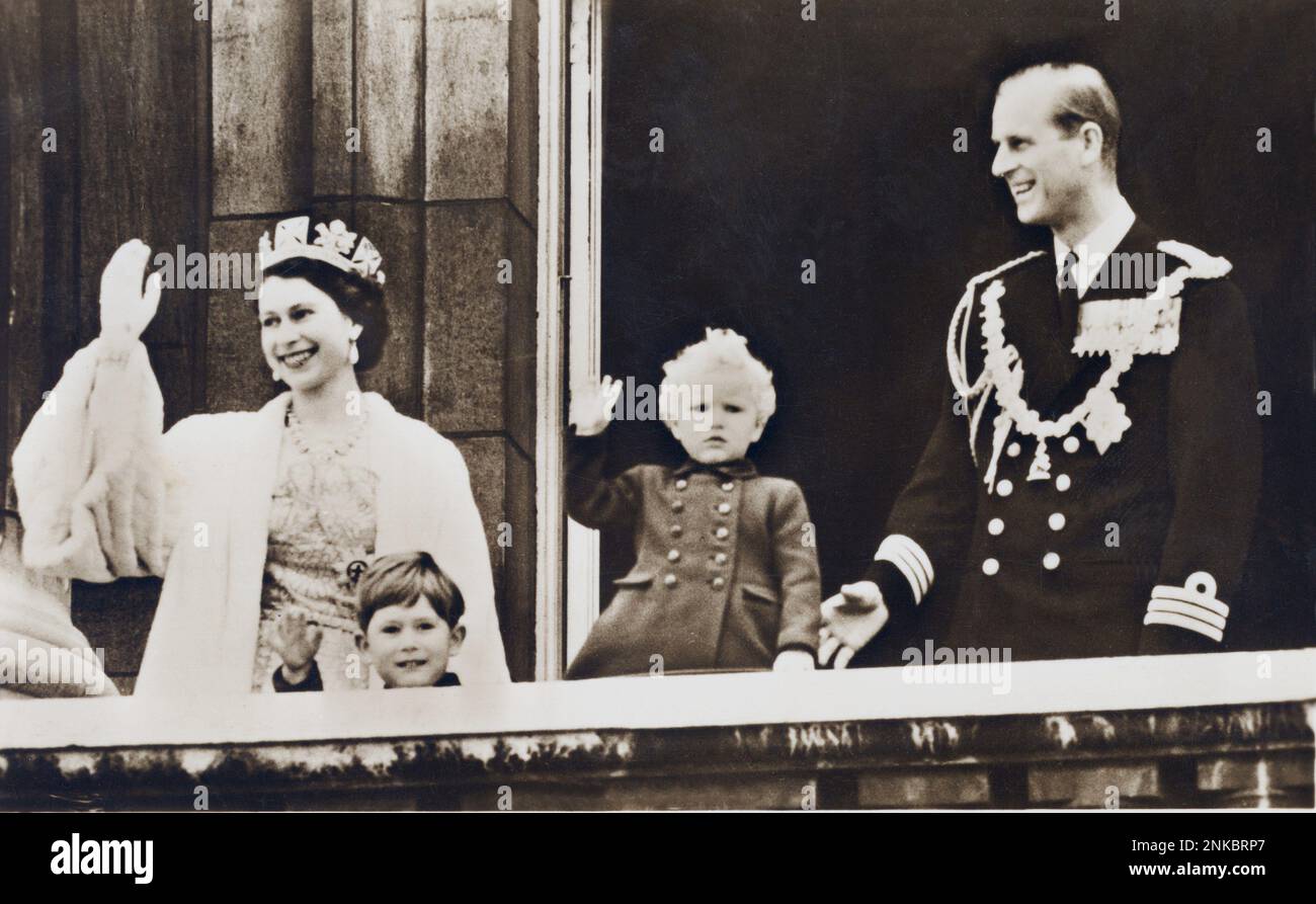 1953 CA : la Reine ELIZABETH II d'ANGLETERRE ( née en 1926 ) ses fils ANNE ( née en 1950 ) et CHARLES prince de Galles ( née en 1948 ) et le prince de maison PHILIP Mountbatten Duc d'Édimbourg ( née le 10 juin 1921 ) - REALI - ROYALTIES - nobili - nobiltà - noblesse - GRAND BRETAGNA - INGHILTERRA - REGINA - WINDSOR - CARLO - ANNA - sourire - sorriso - corona - couronne - saluto - salutation - collana - collier - collier - gioiello - gioielli - célébrités personnalités de personnalité quand était jeune petit enfant enfants - celebità personalità da giovani giovane piccoli piccoli bambini bambin Banque D'Images