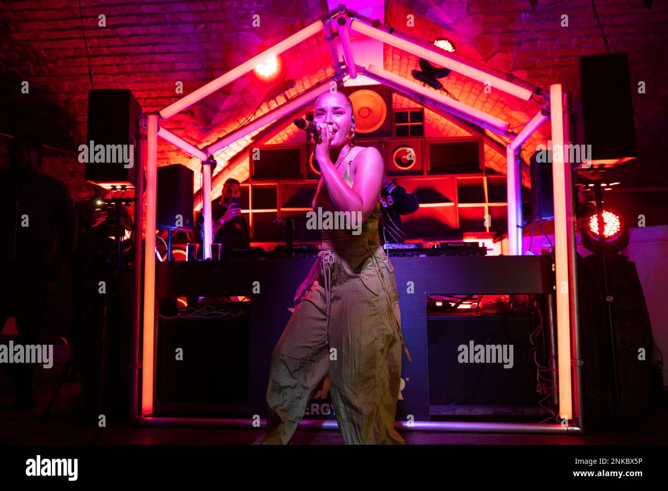 USAGE ÉDITORIAL SEUL Ella Eyre se produit à la Rockstar Energy Press Play Pre-Party à Lock 91 à Manchester. Date de la photo: Jeudi 23 février 2023. Banque D'Images USAGE ÉDITORIAL SEUL Ella Eyre se produit à la Rockstar Energy Press Play Pre-Party à Lock 91 à Manchester. Date de la photo: Jeudi 23 février 2023. Banque D'Images