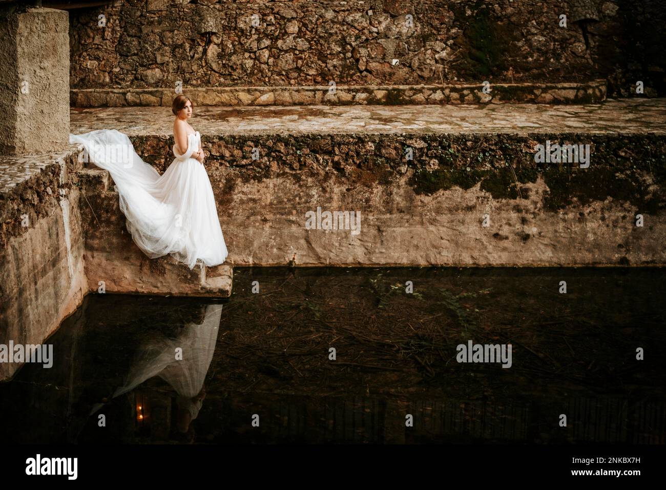 Portraits rêveux d'une belle mariée sur une rive en pierre Banque D'Images