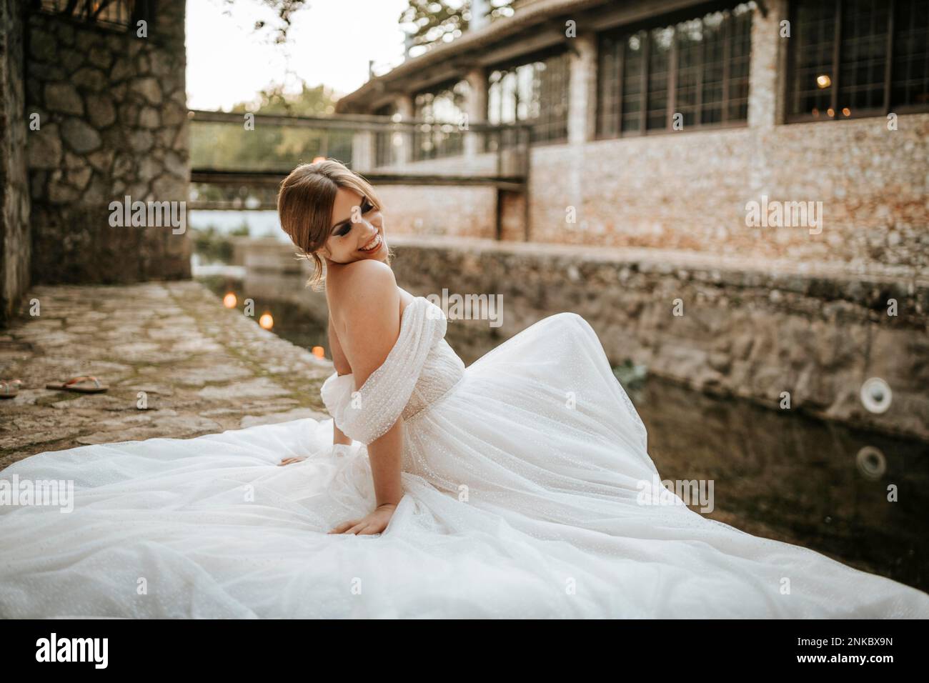 Portraits rêveux d'une belle mariée sur une rive en pierre Banque D'Images