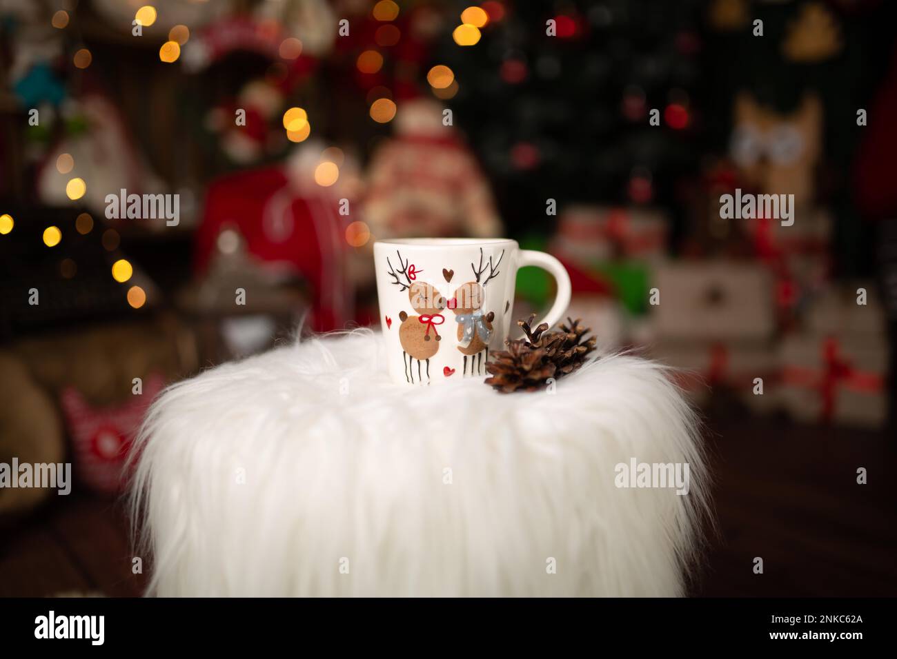 Scène de Noël avec magnifique bokeh d'arrière-plan et mug de Noël debout. En studio Banque D'Images