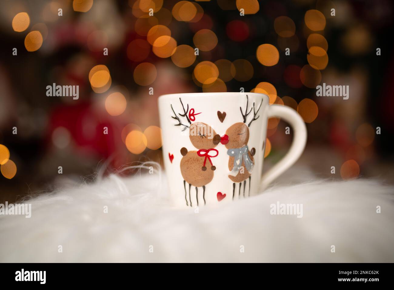 Scène de Noël avec magnifique bokeh d'arrière-plan et mug de Noël debout. En studio Banque D'Images