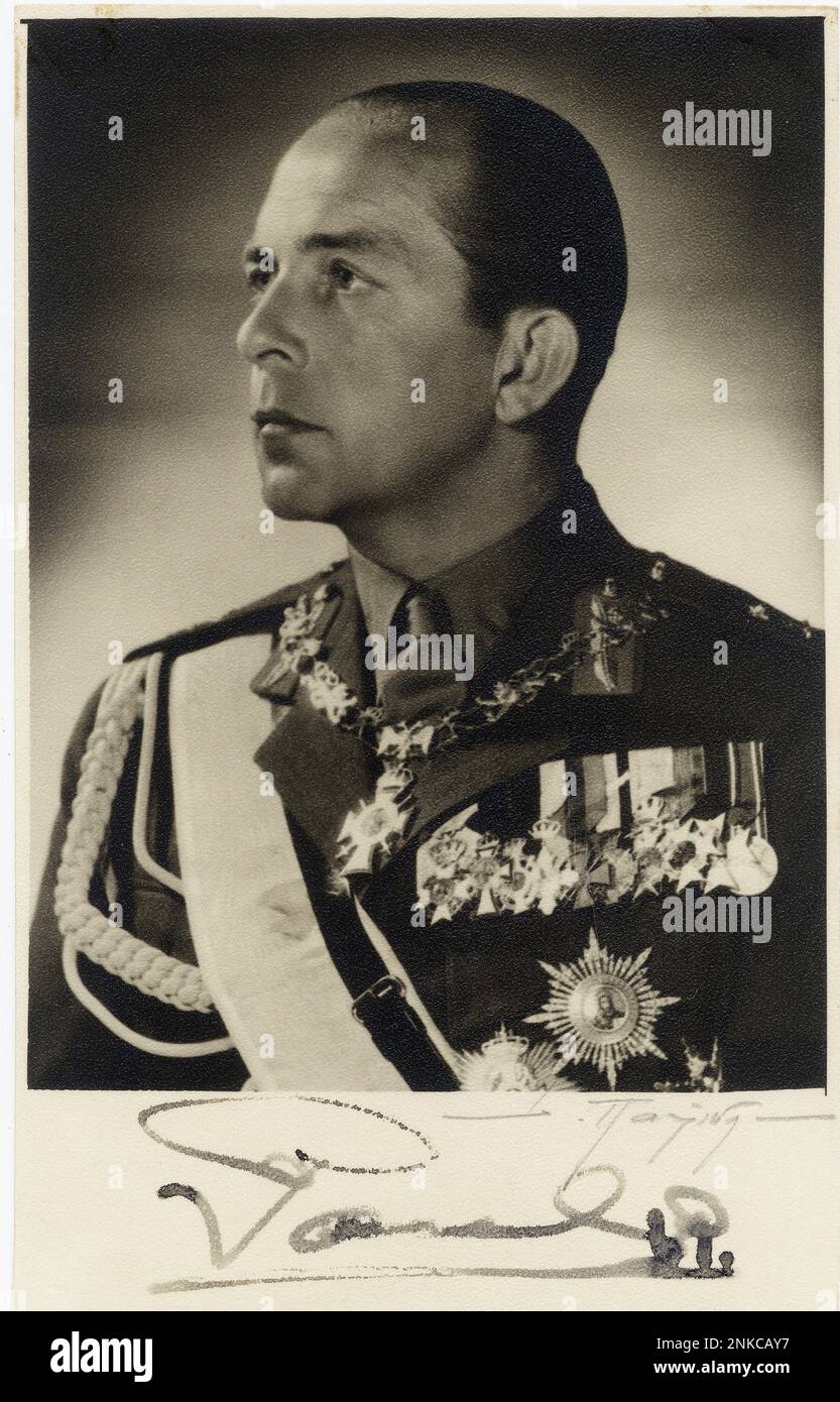 Années 1950 : le roi PAUL de GRÈCE ( Athènes , Grèce 1901 - 1964 ) , père de l'actuelle reine SOPHIA d'ESPAGNE , épouse du roi JUAN CARLOS - ROYAUTÉ - REALI - RE - Nobiltà - Nobili - NOBLESSE - GRECIA - dynastie : SLESVIG HOLSTEIN SONDERBOURG GLUCKSBOURG - autografo - autographe - signature - firma - divisa uniforme militare - uniforme militaire - médailles - décoration - medaglia - medaglie decorazioni militari ---- Archivio GBB Banque D'Images