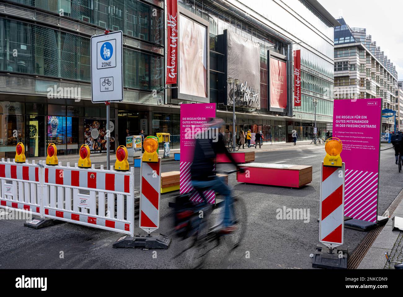 Fahrradstrasse, projet controversé de circulation à Berlin à Friedrichstrasse, Berlin, Allemagne Banque D'Images