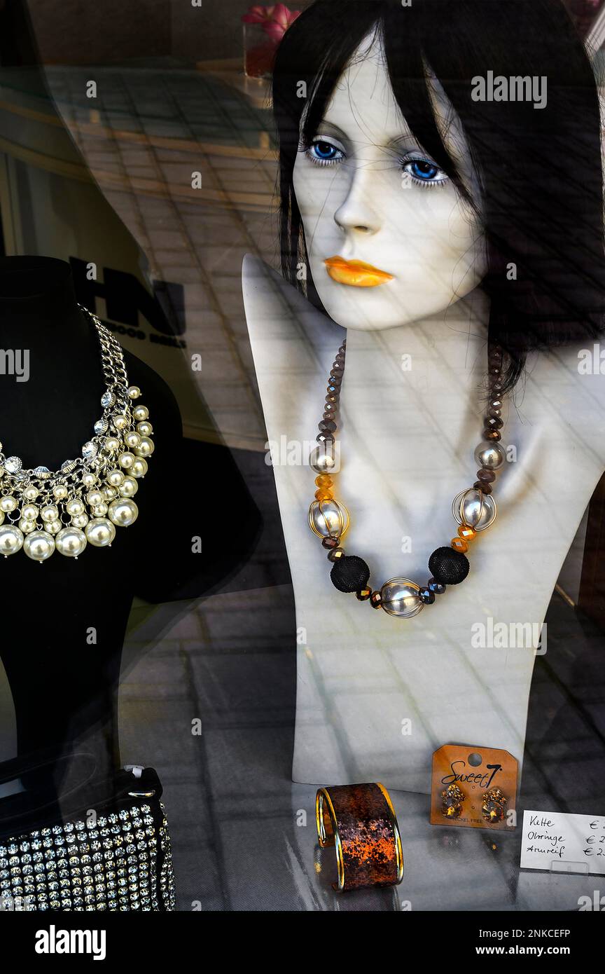 Boutique avec buste de femme et colliers, Allgaeu, Bavière, Allemagne Banque D'Images