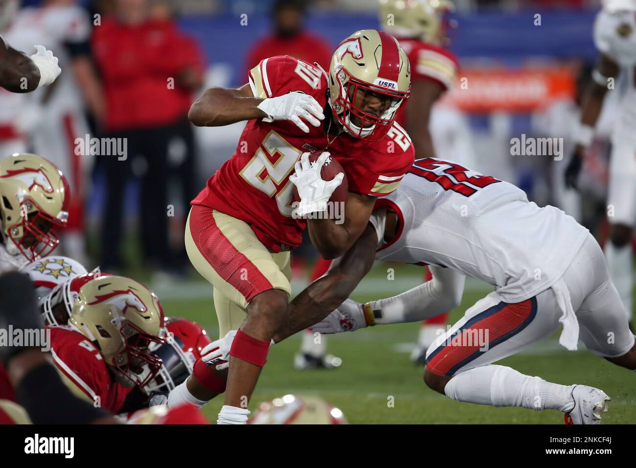 BIRMINGHAM, AL - APRIL 16: Birmingham Stallions running back Tony Brooks-James (20) carries the ball during the inaugural USFL game between the New Jersey Generals and Birmingham Stallions on April 16, 2022, at Protective Stadium in Birmingham, AL. (Photo by Michael Wade/Icon Sportswire) (Icon Sportswire via AP Images) Banque D'Images