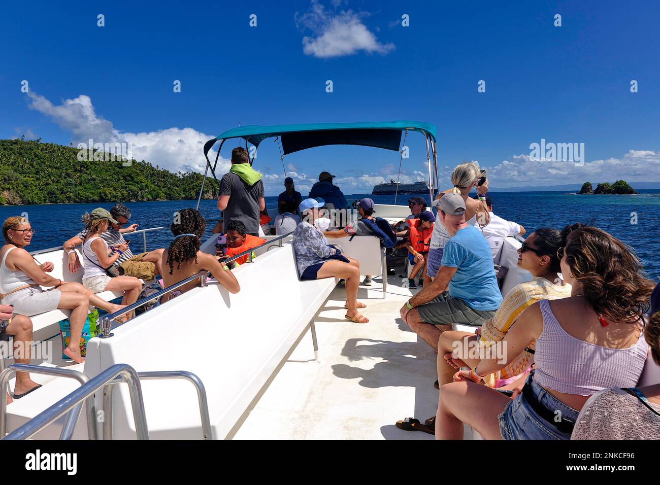 Touristes sur un bateau d'observation des baleines, Samana, Las Terrenas, République dominicaine, Caraïbes, Amérique centrale Banque D'Images