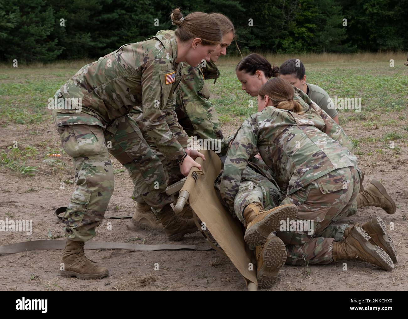 Colonel Gunnar Kiersey, chirurgien adjoint, Garde nationale de l'Armée, Et l'Adjudant-chef 5 Patrick Nelligan, Adjudant-chef de commandement USA, visite avec des soldats de 477 Medical Company, Duluth Minn. Pour discuter des opérations d'ambulance terrestre le 13 août 2022 pendant la grève du Nord au Centre d'entraînement à la manœuvre conjointe de Camp Grayling, à Grayling, au Michigan. Northern Strike a pour but de mettre au défi plus de 7 400 000 membres de services avec de multiples formes de formation qui font progresser l'interopérabilité entre les partenaires multicomposants, multinationaux et interagences. Banque D'Images
