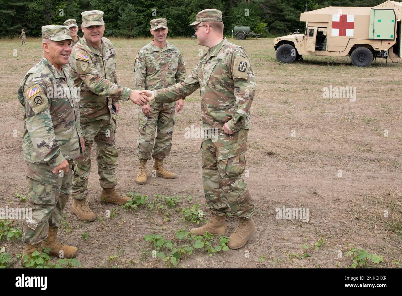 ÉTATS-UNIS Adjudant-chef de l'armée 5 Patrick Nelligan, adjudant-chef 5, États-Unis Commandement de la Réserve de l'Armée de terre, à gauche, Adjudant-chef 5 Allen Robinson, Adjudant-chef de commandement, Garde nationale de l'Armée du Michigan, Et le colonel Gunnar Kiersey, chirurgien adjoint de la Garde nationale de l'Armée, rencontre avec le 1st Lt. Thomas Moriarty, 477th Medical Company, Duluth Minn., pour discuter des opérations d'ambulance terrestre le 13 août 2022, pendant une grève du Nord, au Centre d'entraînement à la manœuvre interarmées de Camp Grayling, à Grayling, au Michigan. La grève du Nord est désignée pour défier plus de 7 400 membres de service avec de multiples formes de formation Banque D'Images