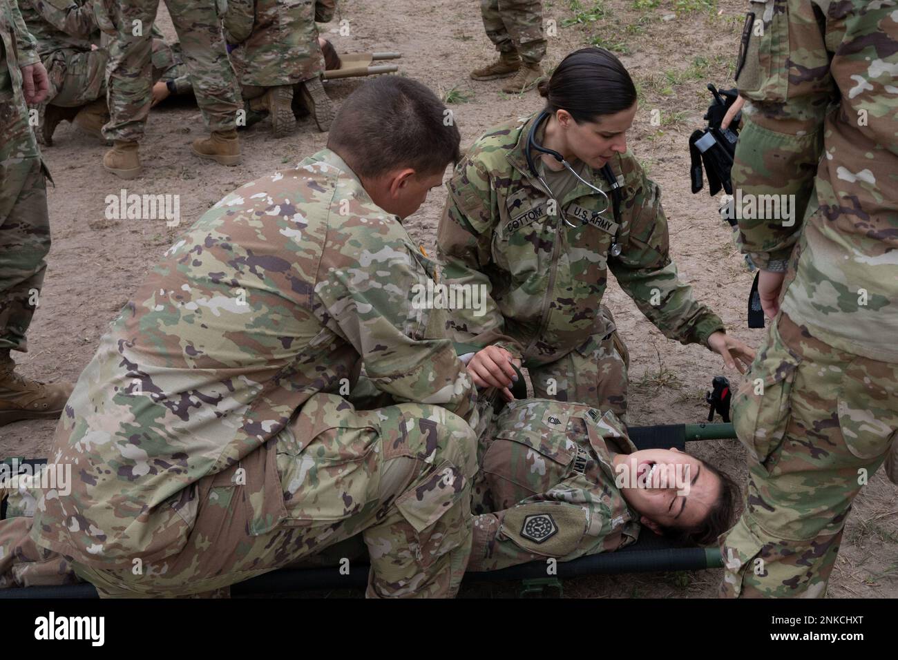 Colonel Gunnar Kiersey, chirurgien adjoint, Garde nationale de l'Armée, Et l'Adjudant-chef 5 Patrick Nelligan, Adjudant-chef de commandement USA, visite avec des soldats de 477 Medical Company, Duluth Minn. Pour discuter des opérations d'ambulance terrestre le 13 août 2022 pendant la grève du Nord au Centre d'entraînement à la manœuvre conjointe de Camp Grayling, à Grayling, au Michigan. Northern Strike a pour but de mettre au défi plus de 7 400 000 membres de services avec de multiples formes de formation qui font progresser l'interopérabilité entre les partenaires multicomposants, multinationaux et interagences. Banque D'Images