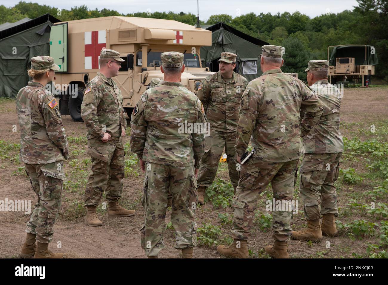ÉTATS-UNIS Le Colonel Gunnar Kiersey, chirurgien adjoint, Bureau de la Garde nationale de l'Armée, et l'Adjudant-chef 5 Patrick Nelligan, adjudant-chef de commandement, États-Unis Le Commandement de la Réserve de l'Armée de terre, rend visite à des soldats de la 477th Medical Company, Duluth Minn., pour discuter des opérations d'ambulance terrestre le 13 août 2022, pendant la grève du Nord, au Centre d'entraînement à la manœuvre conjointe Camp Grayling, à Grayling, au Michigan. Northern Strike a pour but de mettre au défi plus de 7 400 000 membres de services avec de multiples formes de formation qui font progresser l'interopérabilité entre les partenaires multicomposants, multinationaux et interagences. Banque D'Images
