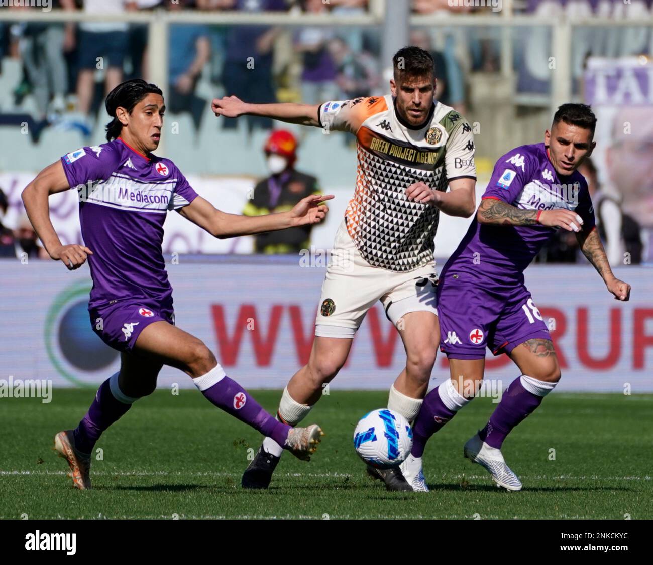 Venezia's Domen Crnigoj, center, is challenged by Fiorentina's Yussef Maleh and Lucas Torreira during the Serie A soccer match between Fiorentina and Venezia at the Artemio Franchi stadium in Florence, Italy, Saturday, april 16, 2022. (Marco Bucco/LaPresse via AP) Banque D'Images