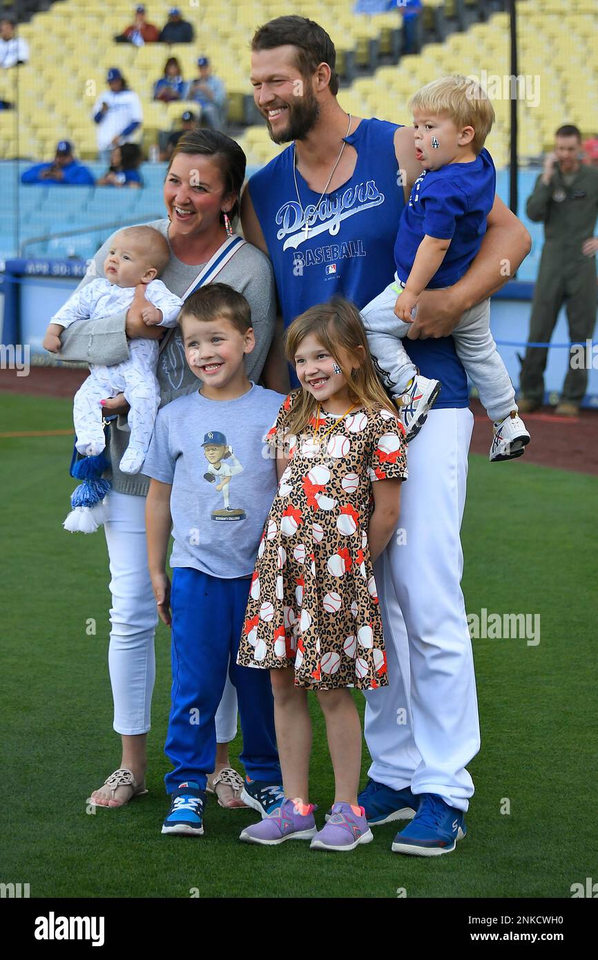 LOS ANGELES, CA - APRIL 14: Dodgers pitcher Clayton Kershaw with his wife, Ellen, and children (from left) Chance, Charley, Cali and Cooper on opening day on April 14, 2022 at Dodger Stadium in Los Angeles, CA.(Photo by John McCoy/Icon Sportswire) (Icon Sportswire via AP Images) Banque D'Images