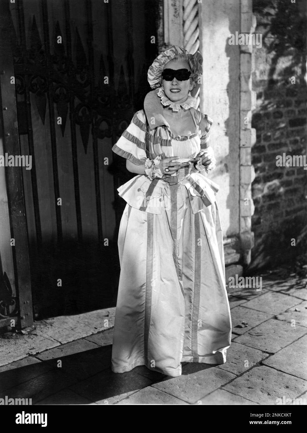 1950 , ITALIE : l'actrice italienne de cinéma et théâtre VALENTINA CORTESE ( née le 1 janvier 1925 ?? Milan , Italie ) En Angleterre filmant l'OMBRE du film du WAGLE par Sidney Salkow - FILM - CINÉMA ITALIANO - TEATRO - atrice - portrait - ritratto - capelli biondi - bionda - cheveux blond - blondie - anello - bague - bijoux - gioielllo - gioielli - masque - maschera - carnevale - mardi gras - collier - Colletto - chapeau - cappello - déguisement - costume vestito da festa mascherata - sourire - sorriso - Brightella - Venise - Venise - Venise --- Archivio GBB Banque D'Images
