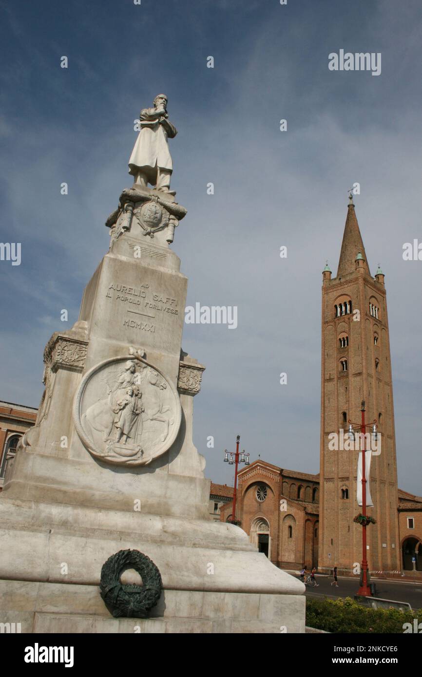 2008 , juillet , Forlì , ITALIE : l'ABBAZIA di SAN MERCURIALE , devant le monument à la politique Aurelio Saffi sur la Piazza Saffi . - TURISMO - TURISM - ITALIA - GEOGRAPHY - GEOGRAFIA- Architettura - architecture - CHIESA - EGLISE - RELIGION CATHOLIQUE - RELIGIONE CATTOLICA --- photo de Giovanbattista BRAMBILLA --- ARCHIVIO GBB Banque D'Images