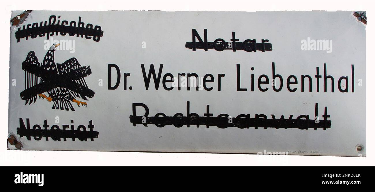 Plaque signalétique du Dr. Werner Liebenthal, notaire et avocat. La plaque a été suspendue à l'extérieur de son bureau sur Martin Luther Strasse à Berlin. En 1933, suite à la Loi pour la restauration de la fonction publique professionnelle, la plaque a été peinte en noir par les nazis, qui boycottaient les bureaux appartenant à des juifs. https://commons.wikimedia.org/wiki/File:LiebenthalRechtsanwalt2.jpg#/media/File:LiebenthalRechtsanwalt2.jpg Banque D'Images