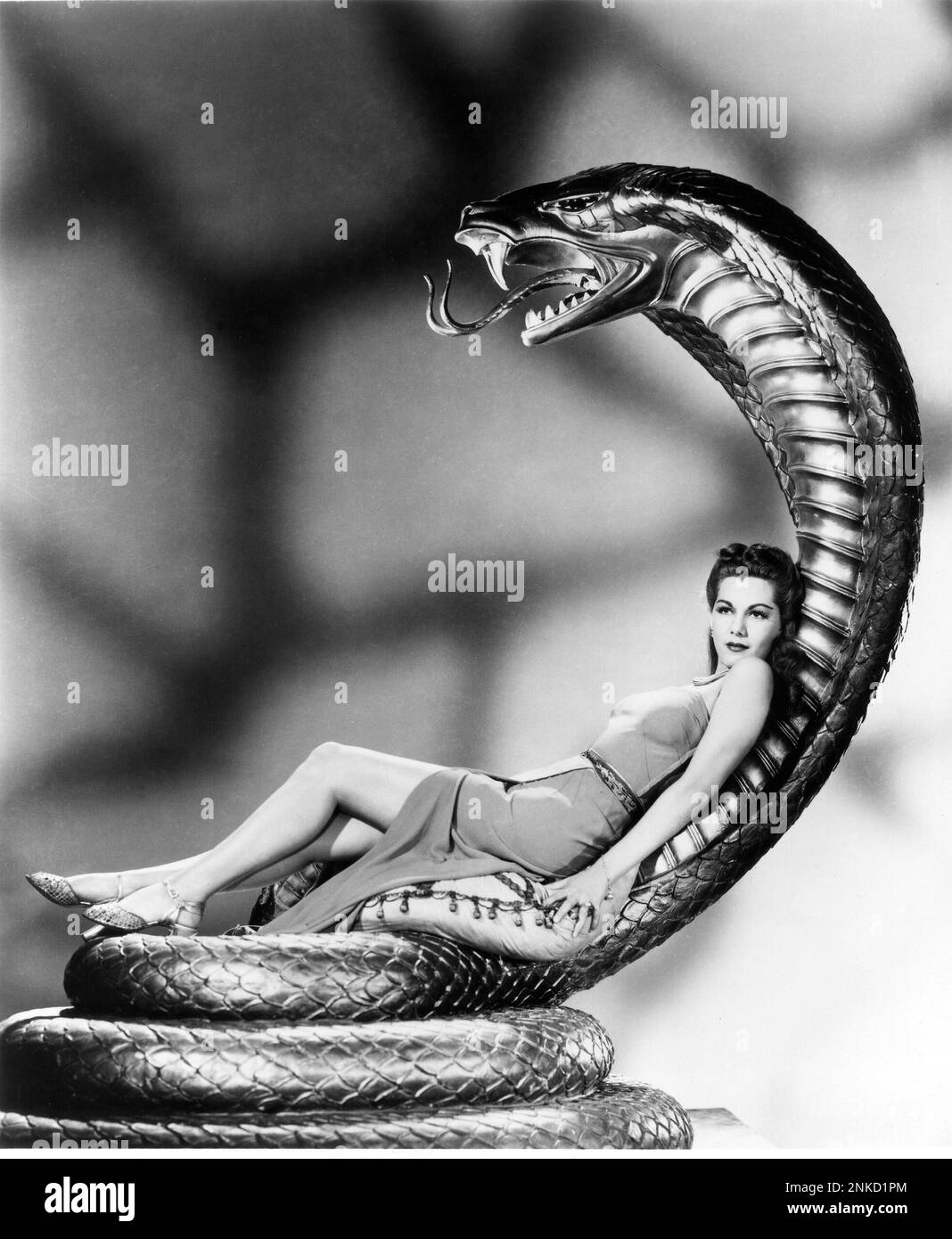 1944 : la célèbre actrice MARIA MONTEZ ( 1917 - 1951 ) comme Tellea Naja dans la femme COBRA par Robert Siodmak - FILM - FILM - CINÉMA - serpent - DIVA - DIVINA - VAMP - épingler - épingler - posture des jambes - gambe - jambes - statua - statue - sculpture - sculptura ---- Archivio GBB Banque D'Images