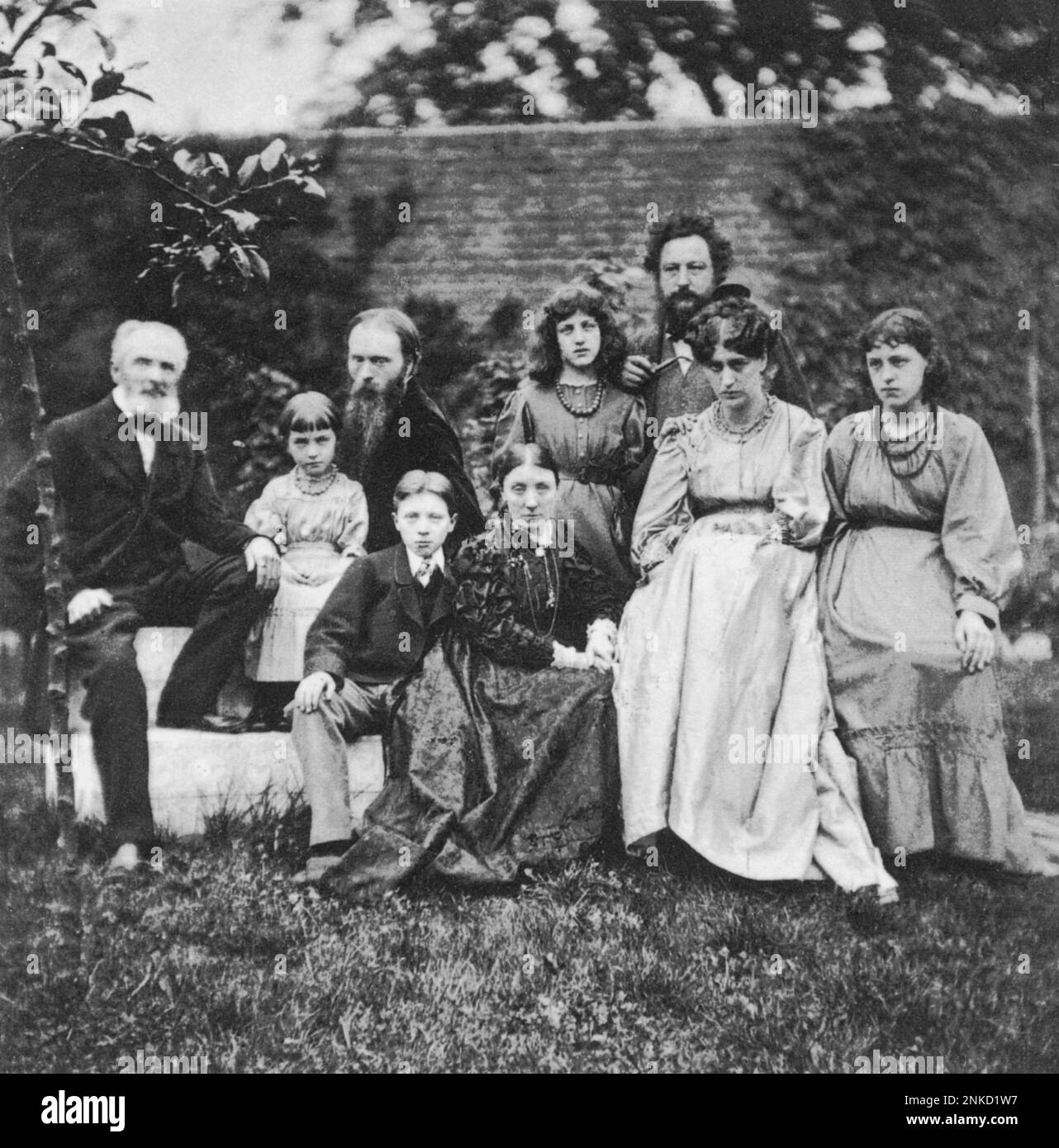 1874 , The Grange House , North End Road , Fulham , Angleterre : les familles des peintres britanniques Sir Edward Burne-Jones et du décorateur WILLIAM MORRIS ( 1834 - 1896 ) . De gauche à droite : le père de Burne-Jones , Edward Jones , Margaret , edward , Burne-Jones , Philip et Georgiana Burne-Jones . Debout mai ana William Morris avec Jane et Jenny Morris assis devant - ART - ARTE - pittore - PRERAFFAELITA - PRERAFFAELLISMO - preraffaellita - pré-Raphaelite - pré-Raphaël - pré-Raphaël - Rritto - portait - ARTS VISUELS - arti visrative - SOCIALISME - SOCIALISMO - portrait - portrait socialis Banque D'Images