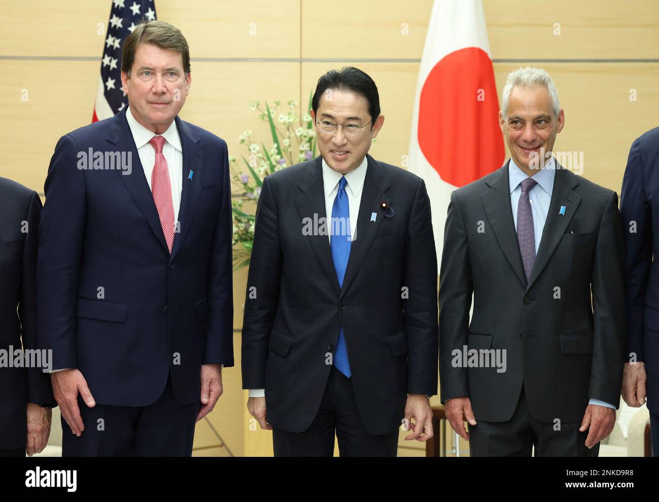 (L to R) William Hagerty, United States Senator, Fumio Kishida, Japan's Prime Minsiter, and Rahm Emanuel, U.S. Ambassador to Japan, pose for a photo at the Prime Minsiter's Office in Tokyo on April 12, 2022. ( The Yomiuri Shimbun via AP Images ) Banque D'Images
