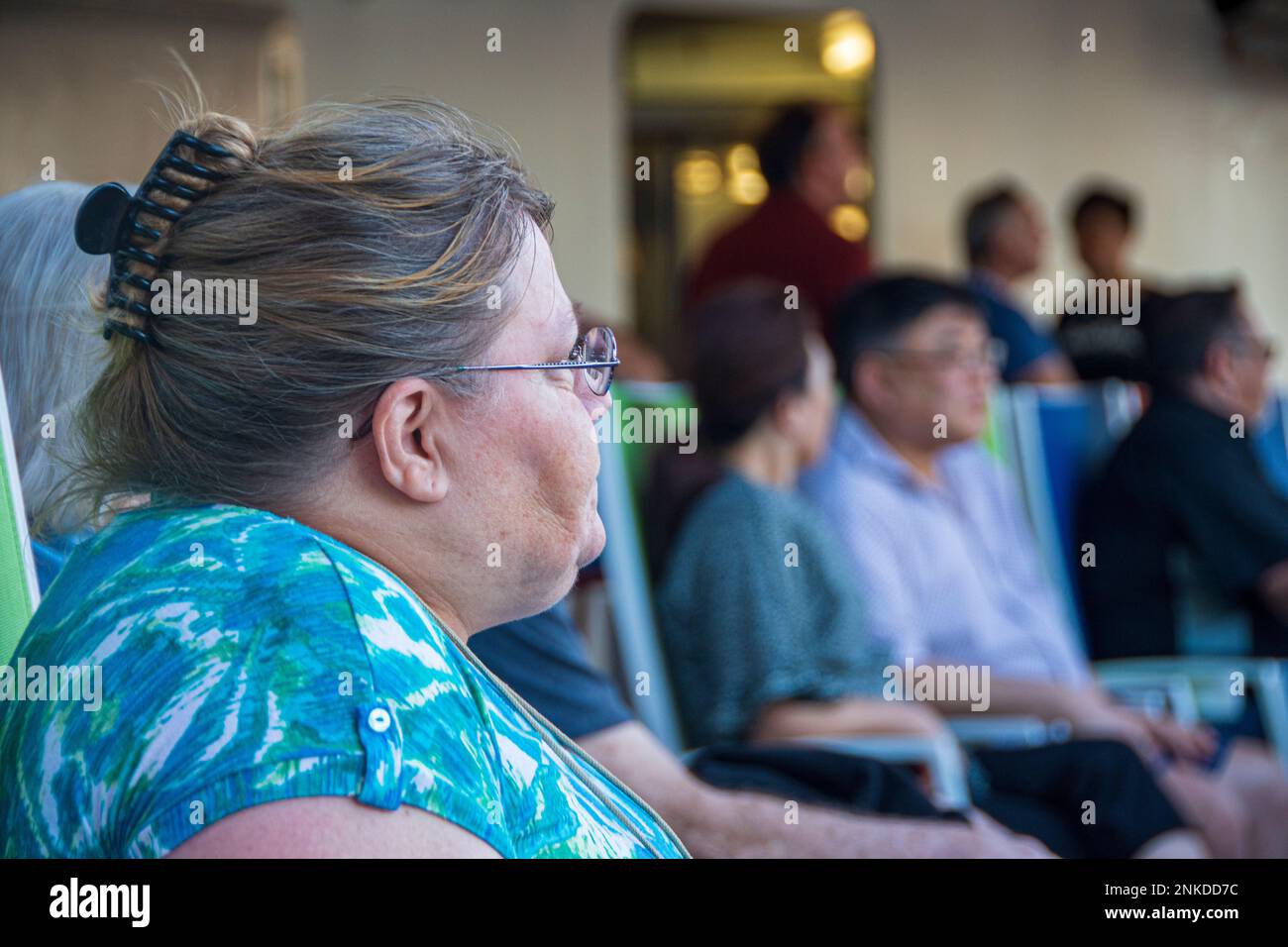 Une femme regardant avec une grande nostalgie quelque chose hors de la vue du spectateur. Roatan, Honduras. Banque D'Images