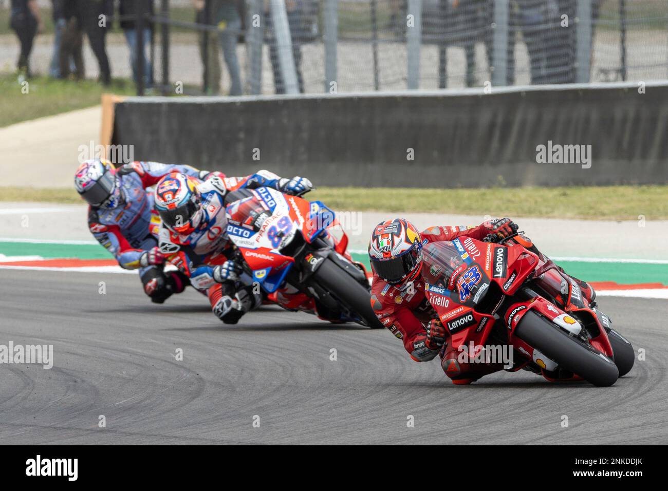 AUSTIN, TX - APRIL 10: Jack Miller of Australia and Ducati Lenovo Team is chased out of turn 13 by Jorge Marting of Spain and Pramac Racing and Enea Bastianini of Italy and Gresini Racing MotoGP during the finals of the MotoGP Red Bull Grand Prix of the Americas on April 10, 2022, at Circuit of The Americas in Austin, Texas (Photo by David Buono/Icon Sportswire). (Icon Sportswire via AP Images) Banque D'Images