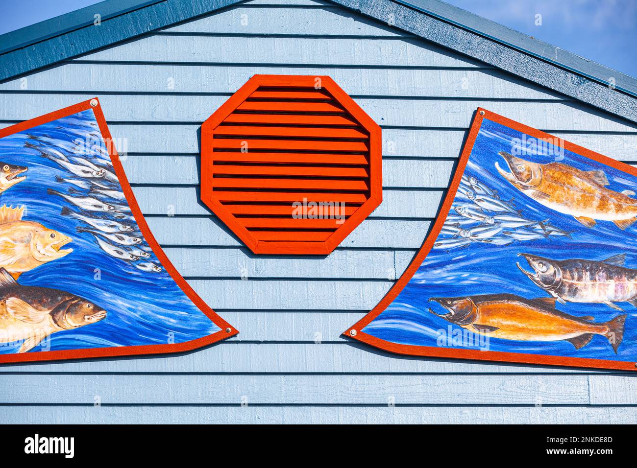 Mur extérieur décoratif d'un bâtiment montrant la durée de vie du saumon dans le Nord-Ouest du Pacifique Banque D'Images