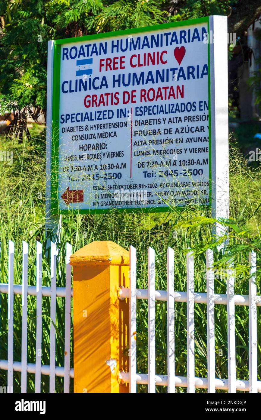 Une clinique médicale signe annonçant les services cliniques gratuits, Roatan, Honduras. Banque D'Images