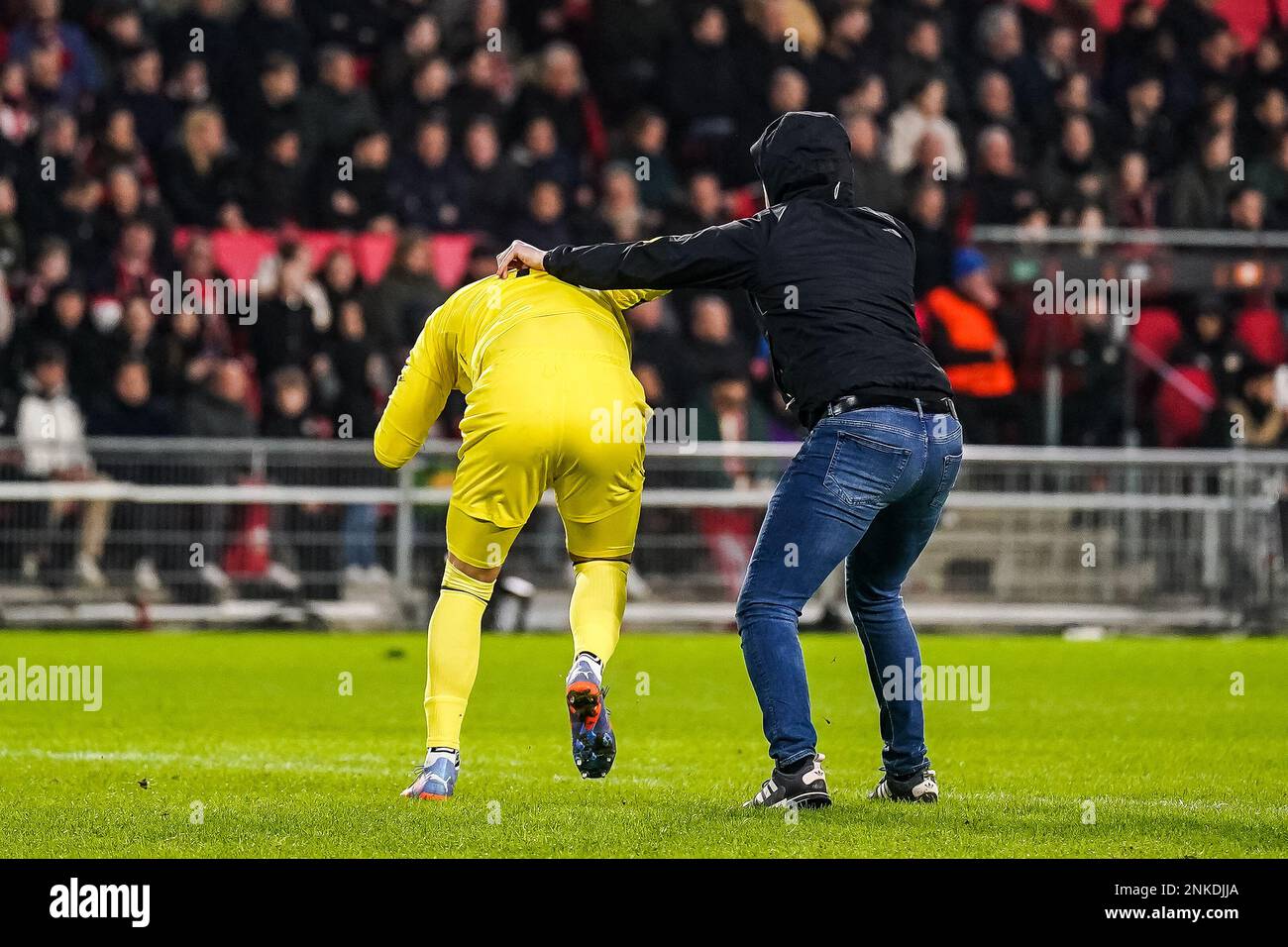 EINDHOVEN, PAYS-BAS - FÉVRIER 23 : Marko Dmitrovic du FC Sevilla est attaqué par un supporter qui a envahi le terrain pendant le match de l'UEFA Europa League Knockout Round Play-Off Leg Two entre le PSV et le FC Sevilla au stade Philips sur 23 février 2023 à Eindhoven, pays-Bas (photo de René Nijhuis/Orange Pictures) Banque D'Images