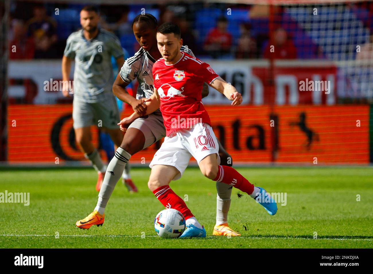 HARRISON, NJ - APRIL 09: New York Red Bulls midfielder Lewis Morgan (10) controls the ball during the first half of the Major League Soccer game between the New York Red Bulls and CF Montréal on April 9, 2022 at Red Bull Arena inHarrison, New Jersey. (Photo by Rich Graessle/Icon Sportswire) (Icon Sportswire via AP Images) Banque D'Images