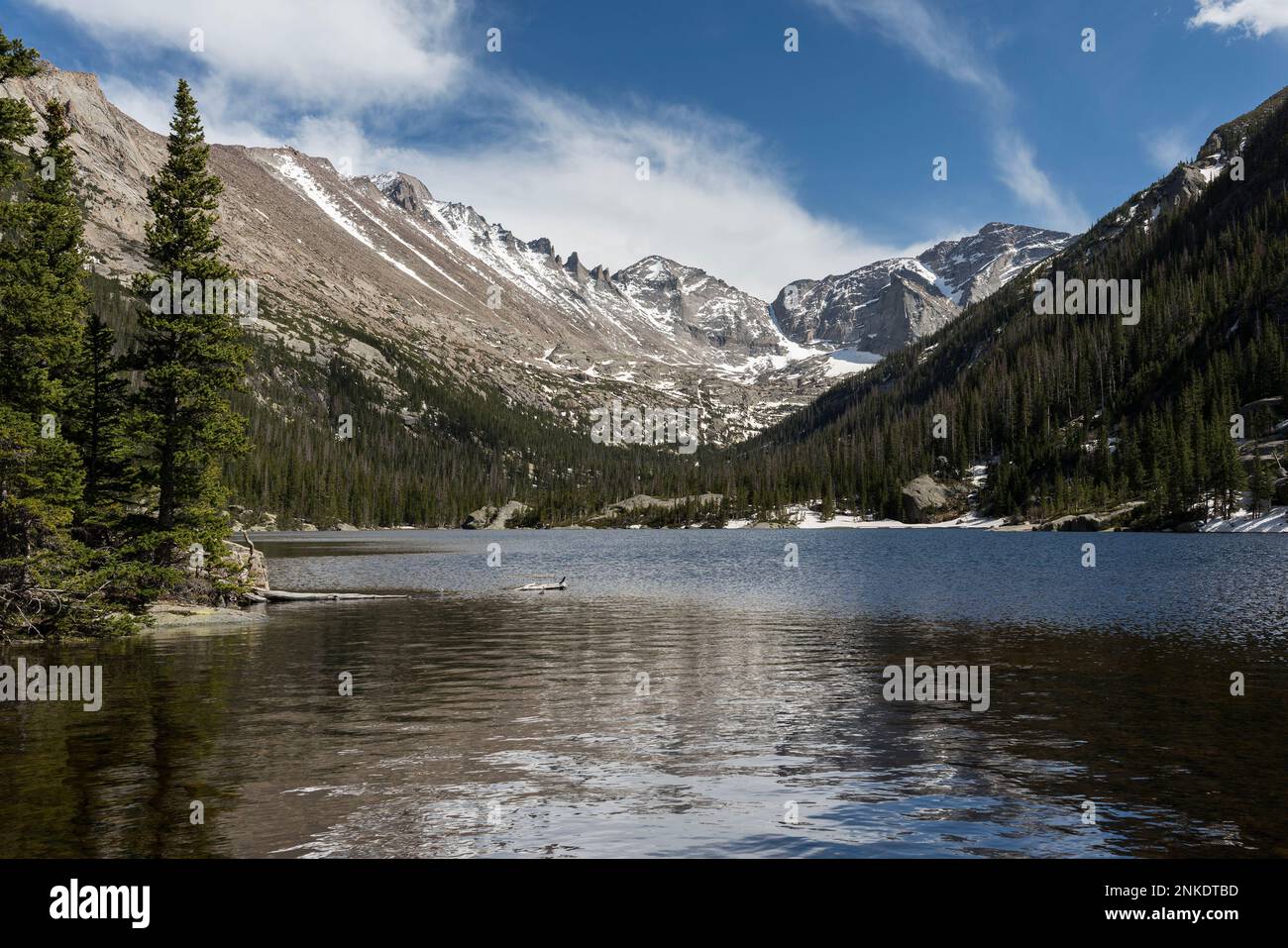 14 259 pieds le pic de longs, le Claviers des vents, et 13 497 pieds la montagne de Pagoda, se reflètent dans le lac Mills à la fin d'un après-midi de printemps. Banque D'Images