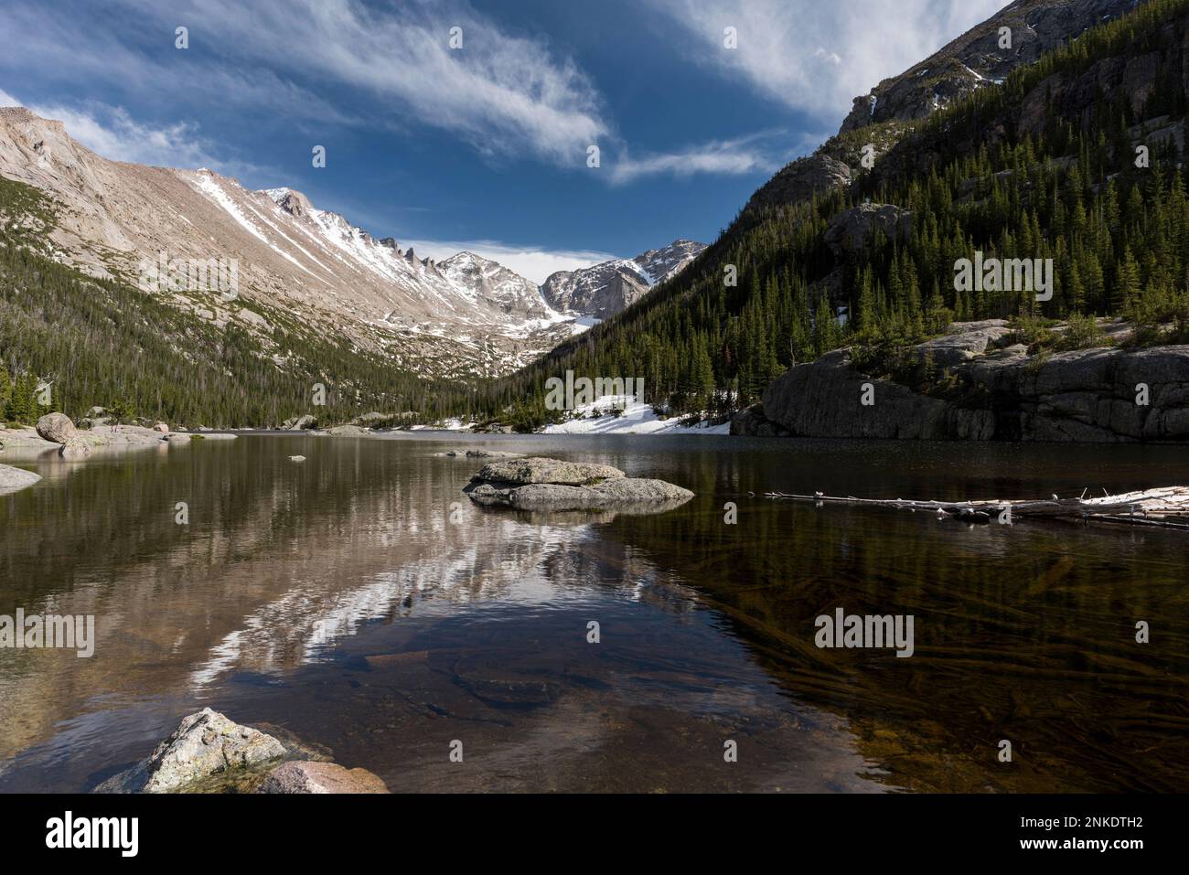 14 259 foot longs Peak, est la plus haute montagne du parc national de Rocky Mountain. Mills Lake est une destination de voyage pour les randonneurs. Banque D'Images