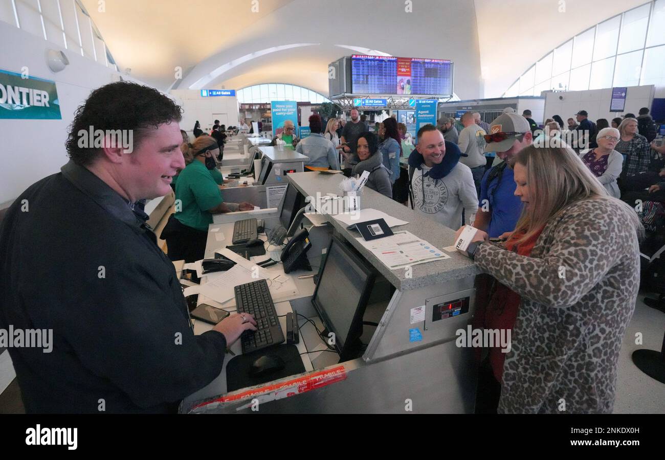 St. Louis, États-Unis. 23rd févr. 2023. Un agent de billetterie Frontier Airlines attend les passagers en file d'attente pour le vol inaugural à destination de Montego Bay, depuis St. Aéroport Louis-Lambert à St. Louis, jeudi, 23 février 2023. La compagnie aérienne prendra l'avion pour Montego Bay trois fois par semaine au départ de Saint-Louis. Photo par Bill Greenblatt/UPI crédit: UPI/Alay Live News Banque D'Images