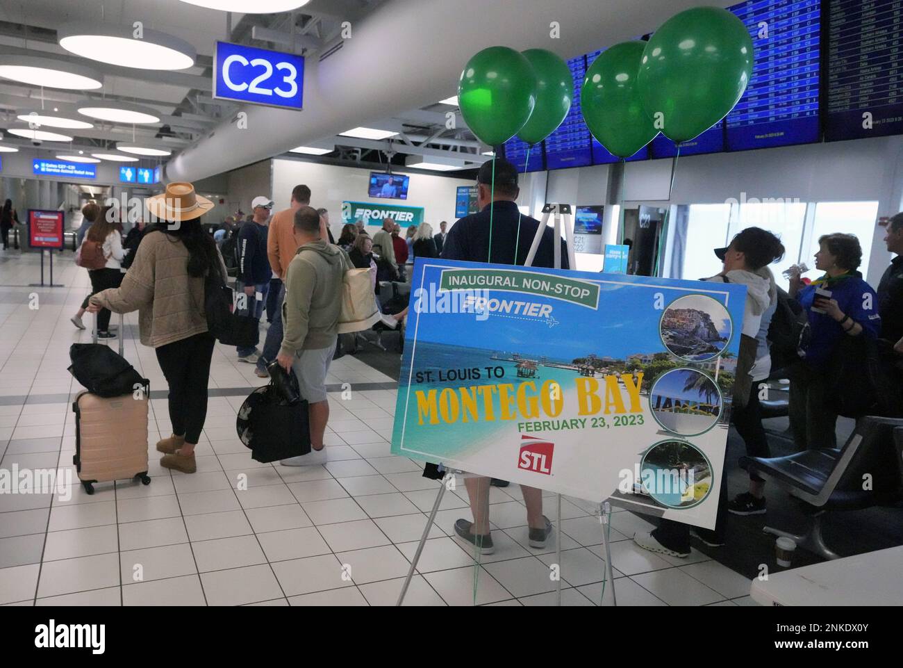 St. Louis, États-Unis. 23rd févr. 2023. Les passagers de Frontier Airlines attendent en file d'attente pour embarquer dans un vol inaugural à destination de Montego Bay, au départ de St. Aéroport Louis-Lambert à St. Louis, jeudi, 23 février 2023. La compagnie aérienne prendra l'avion pour Montego Bay trois fois par semaine au départ de Saint-Louis. Photo par Bill Greenblatt/UPI crédit: UPI/Alay Live News Banque D'Images