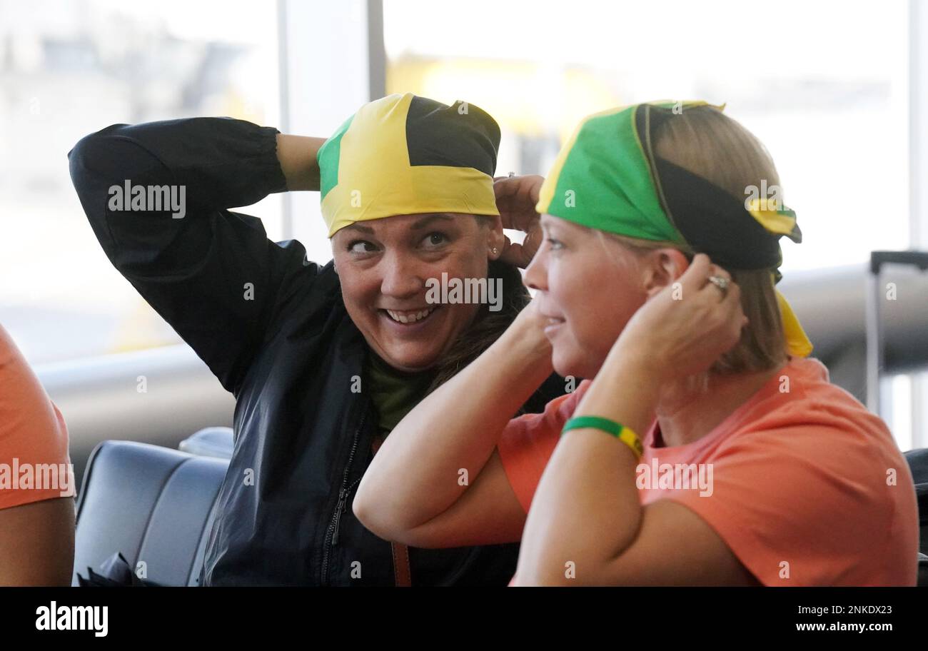 St. Louis, États-Unis. 23rd févr. 2023. Une femme fixe des drapeaux jamaïcains à la tête alors qu'elle attend de monter à bord d'un avion Frontier pour le vol inaugural à destination de Montego Bay, depuis St. Aéroport Louis-Lambert à St. Louis, jeudi, 23 février 2023. La compagnie aérienne prendra l'avion pour Montego Bay trois fois par semaine au départ de Saint-Louis. Photo par Bill Greenblatt/UPI crédit: UPI/Alay Live News Banque D'Images