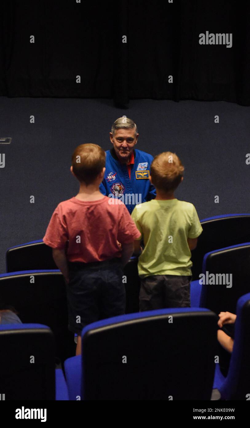 Retraité des États-Unis Le colonel Robert D. Cabana du corps des Marines parle avec les enfants avant la table ronde « Voyage dans l'espace : histoires de Marines » au Musée national du corps des Marines à Triangle, en Virginie, 13 août. Cabana est actuellement l'Administrateur associé de la NASA et est un vétéran de quatre vols spatiaux qui ont pris la parole sur la discussion de groupe. Banque D'Images