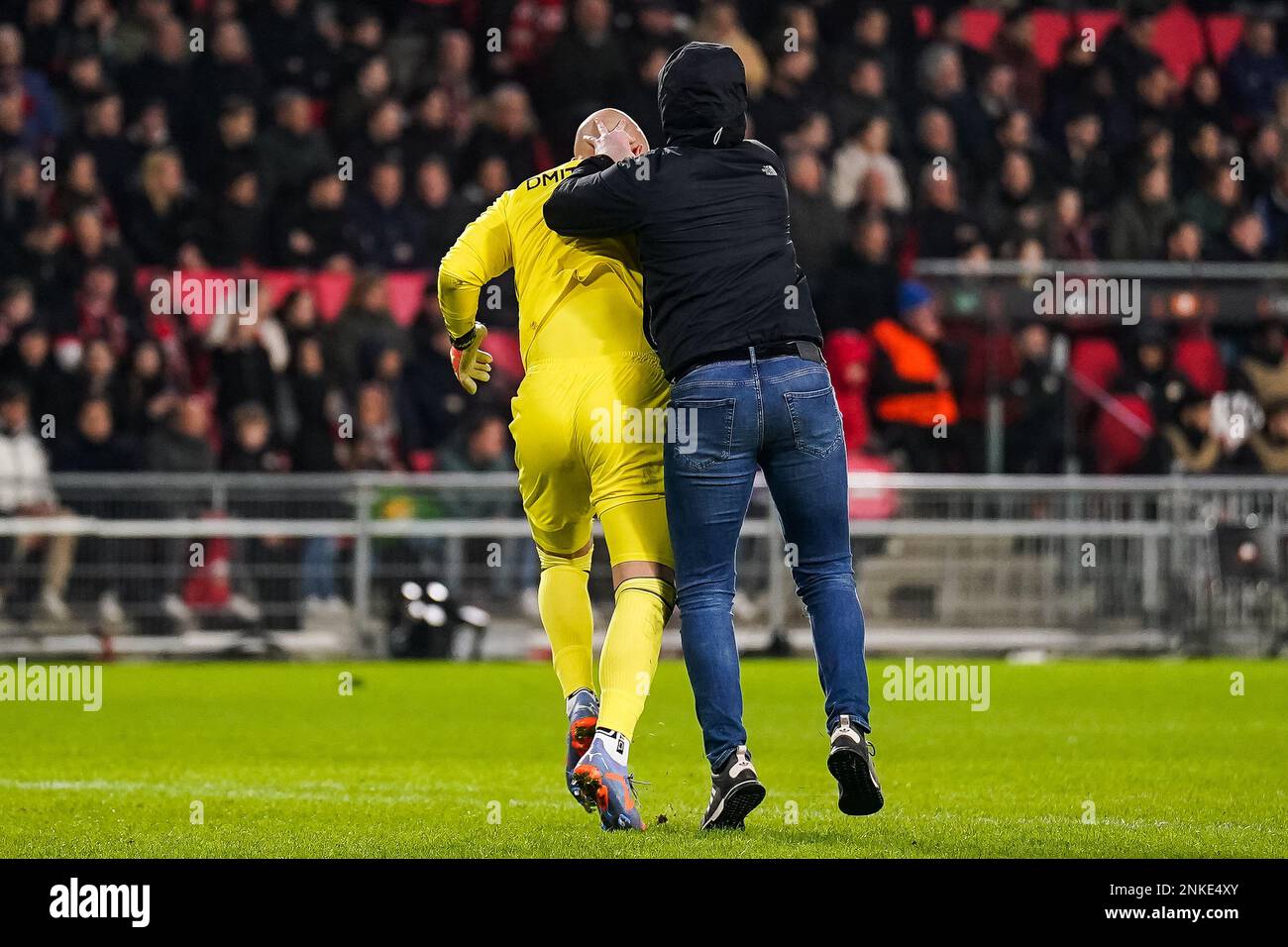 EINDHOVEN, PAYS-BAS - FÉVRIER 23 : Marko Dmitrovic du FC Sevilla est attaqué par un supporter qui a envahi le terrain pendant le match de l'UEFA Europa League Knockout Round Play-Off Leg Two entre le PSV et le FC Sevilla au stade Philips sur 23 février 2023 à Eindhoven, pays-Bas (photo de René Nijhuis/Orange Pictures) Banque D'Images