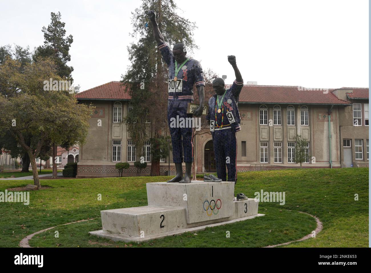 Une statue représentant la cérémonie de remise des médailles du 200 m des Jeux olympiques de Mexico de 1968 avec les athlètes étudiants de l'État de San Jose, Tommie Smith, médaillé d'or, et John Carlos, médaillé de bronze, avec les poings noirs levés, lundi 19 décembre 2022, à San Jose, Etalonnage Banque D'Images