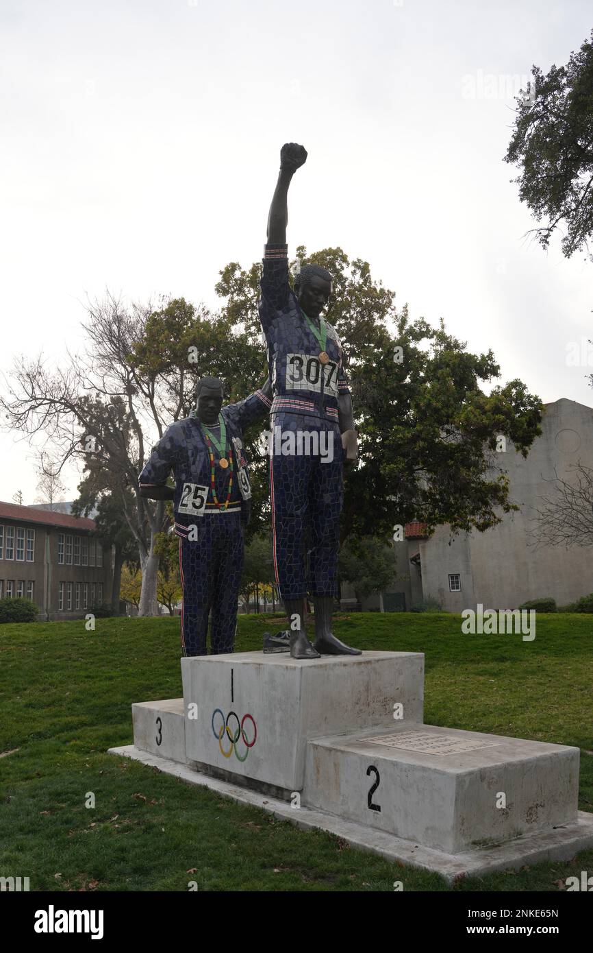 Une statue représentant la cérémonie de remise des médailles du 200 m des Jeux olympiques de Mexico de 1968 avec les athlètes étudiants de l'État de San Jose, Tommie Smith, médaillé d'or, et John Carlos, médaillé de bronze, avec les poings noirs levés, lundi 19 décembre 2022, à San Jose, Etalonnage Banque D'Images