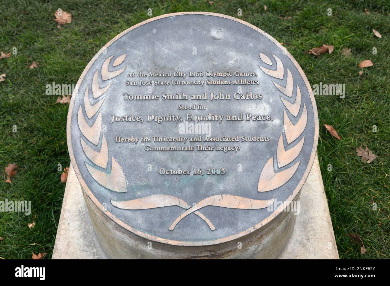 Une plaque à la sculpture de statue représentant la cérémonie de remise des médailles du 200 m des Jeux olympiques de Mexico de 1968 avec les athlètes étudiants de l'État de San Jose, Tommie Smith médaillé d'or et John Carlos médaillé de bronze, les poings noirs levés, lundi 19 décembre 2022, à San Jose, Etalonnage Banque D'Images