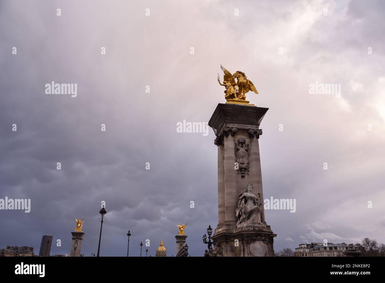 Pont Alexandre III Pont avec statues d'or et Hôtel de Invalides Dome à Paris, France Banque D'Images