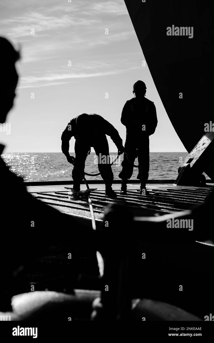 220813-N-MZ836-1125 MER BALTIQUE (13 AOÛT 2022) ÉTATS-UNIS Des marins de la Marine à bord du quai de transport amphibie de classe San Antonio USS Arlington (LPD 24) amarrent un bateau gonflable à coque rigide à la porte de la poupe lors d'un exercice d'entraînement médical avec le navire d'assaut amphibie de classe Wasp USS Kearsarge (LHD 3) le 13 août 2022. Le Kearsarge Amphiobie Ready Group et 22nd Marine Expeditionary Unit, sous le commandement et le contrôle de Task Force 61/2, sont en cours de déploiement aux États-Unis Marine Forces Europe zone d'opérations, employée par les États-Unis Sixième flotte pour défendre les intérêts des États-Unis, des alliés et des partenaires. Banque D'Images
