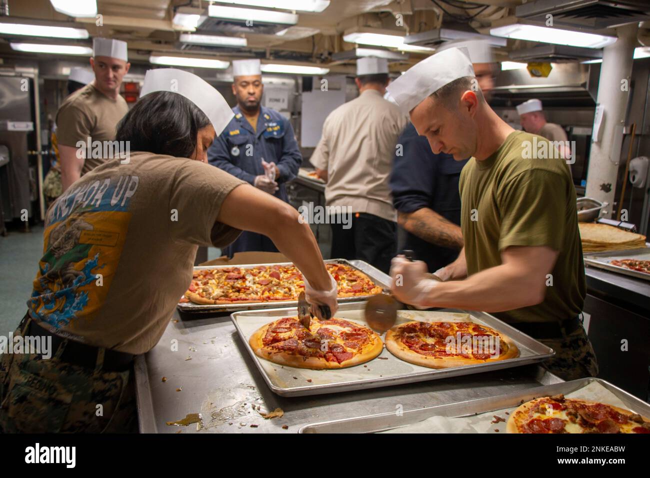 Mer Baltique (13 août 2022) États-Unis Le Sgt Jessica Redino, chef des transmissions, et le Sgt Kyle Hoffmann, technicien de maintenance électronique au sol, tous deux affectés à l'unité expéditionnaire maritime (UMM) 22nd, tranchez des pizzas à bord du quai USS Gunston Hall (LSD 44) de la classe Whidbey Island, le 13 août 2022. Gunston Hall (LSD 44) fait partie du Kearsarge Amphiobie Ready Group et a embarqué 22nd MEU, sous le commandement et le contrôle de la Task Force 61/2, dans un déploiement prévu aux États-Unis Marine Forces Europe zone d'opérations, employée par les États-Unis Sixième parc, à def Banque D'Images