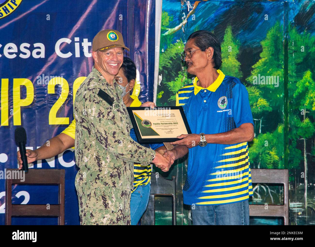 PUERTO PRINCESA, Philippines (13 août 2022) – Noel Resuma, Irawan Barangay capitaine, à droite, présente un certificat d'appréciation au capitaine Jeffrey Feinberg, commandant de l'USNS Mercy (T-AH 19), lors de la foire sanitaire de Barangay à l'école élémentaire d'Irawan durant le Pacific Partnership 2022. En 17th ans, le Partenariat Pacifique est la plus importante mission multinationale annuelle d'aide humanitaire et de préparation aux secours en cas de catastrophe menée dans l'Indo-Pacifique. Banque D'Images