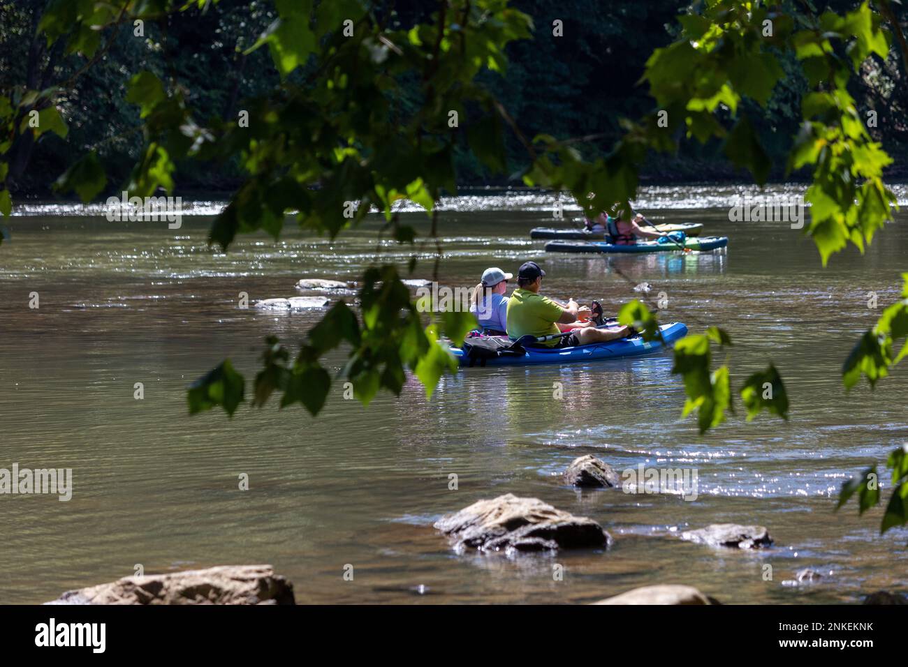 Les visiteurs font du kayak en aval du lac Conemaugh River à Saltsburg, Pennsylvanie, le 13 août 2022. États-Unis Le corps d'armée du Pittsburgh Engineers District exploite le réservoir pour réduire les risques d'inondation dans les vallées de Conemaugh, Kiskiminetas, Lower Allegheny et Upper Ohio River. Sur le plan récréatif, le lac Conemaugh River offre aux résidents et aux visiteurs des pistes cyclables et de randonnée, des aires de pêche et de pique-nique. Banque D'Images