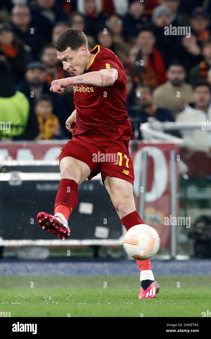 Rome, Italie. 23rd févr. 2023. Andrea Belotti, d'AS Roma, joue le ballon pendant la Ligue Europa de l'UEFA lors du match de football de deuxième jambe entre Roma et Salzbourg au stade olympique de RomeÕs, 23 février 2023. Roma a gagné 2-0 pour rejoindre la ronde de 16. Crédit: Riccardo de Luca - mise à jour des images/Alamy Live News Banque D'Images